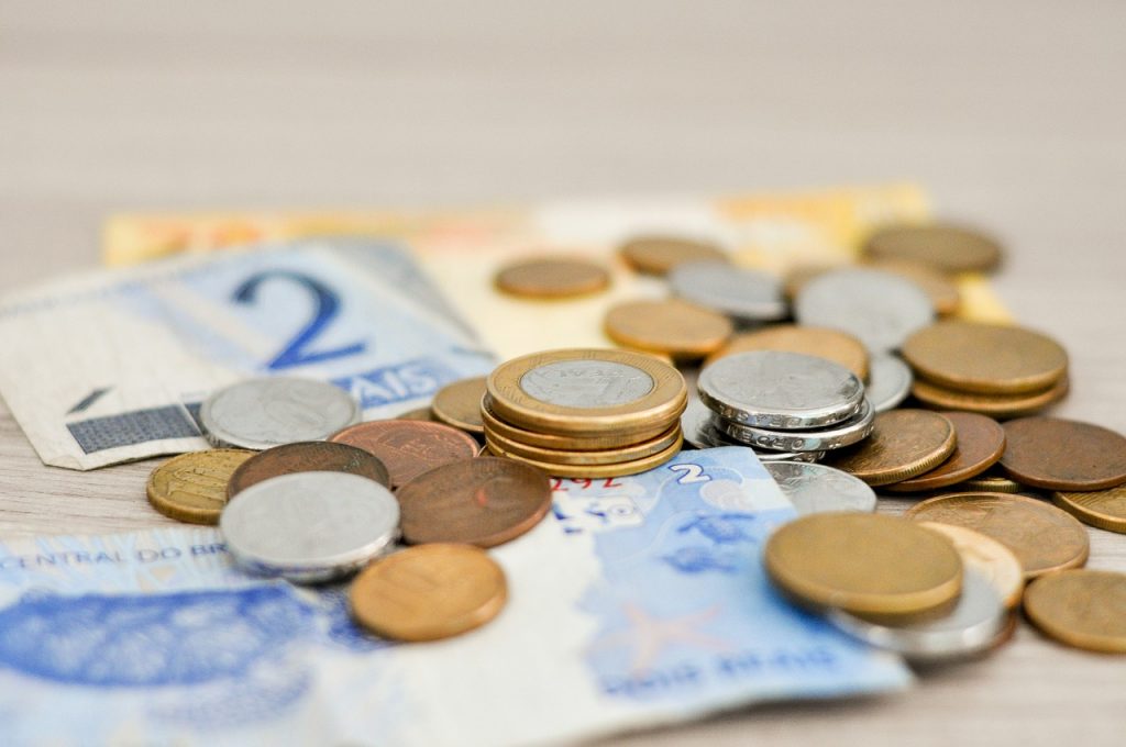 dinero sobre una mesa para mostrar el control de presupuesto como principal ventaja de utilizar adwords