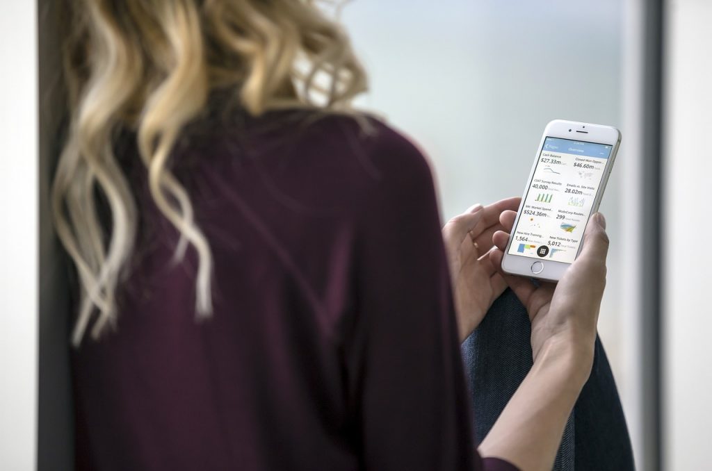 mujer viendo pantalla de smartphone, adwords estÃ¡ presente en dispositivos mÃ³viles