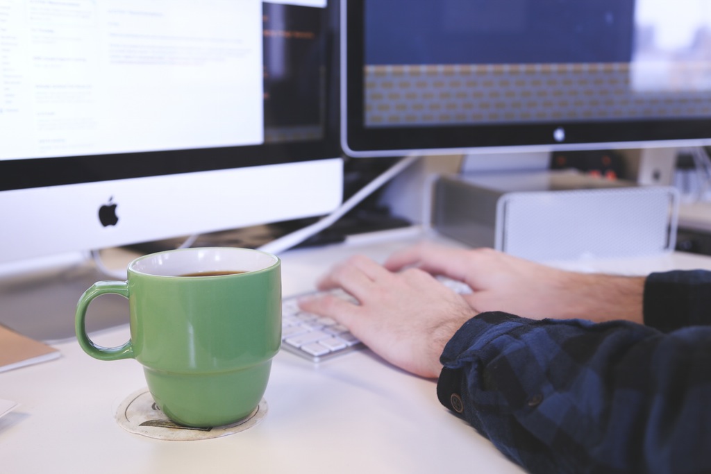 content marketing, persona trabajando a doble pantalla