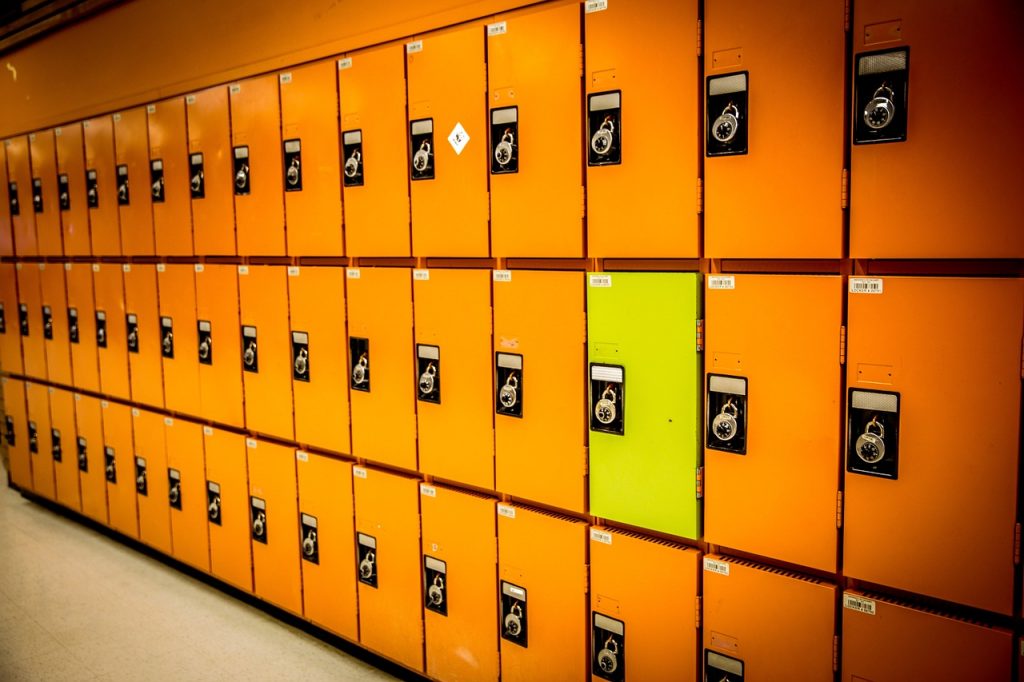 pared con lockers color naranja y un locker color amarillo, la segmentaciÃ³n de pÃºblico objetivo es tarea del social media manager