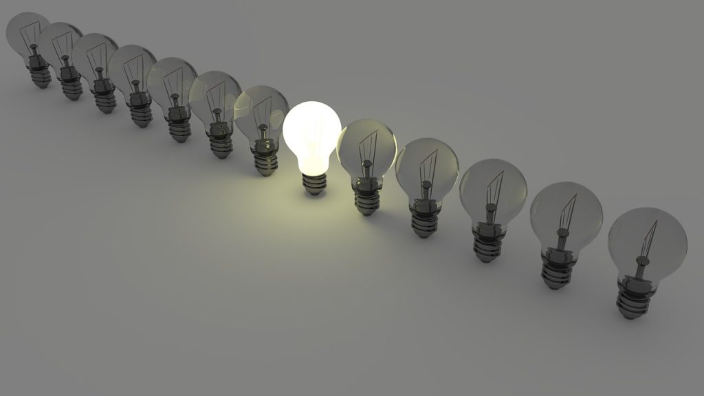 hilera de focos de iluminaciÃ³n con solo uno de ellos encendido, la relevancia es clave en el content marketing