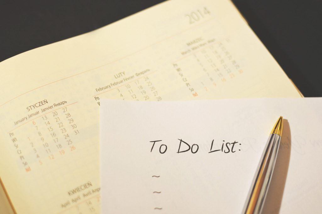 calendario y lista de pendientes con bolÃ­grafo, las estrategias de content marketing requieren constancia