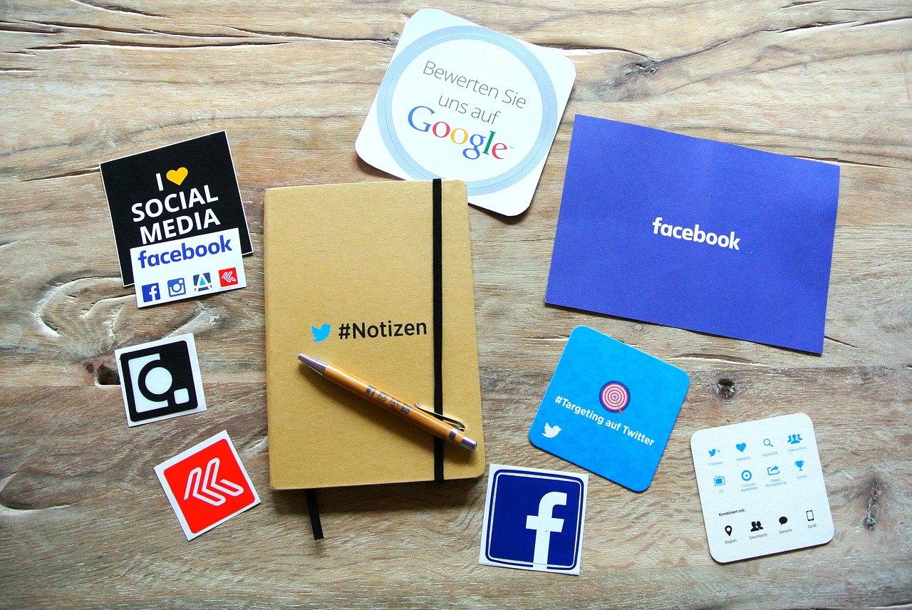 Marketing en Redes Sociales 2017 imagen ilustrativa para artÃculo sobre tendencias de marketing en redes sociales para 2017, donde se aprecian logotipos de diferentes redes sociales en papeles, stickers, agendas y demás