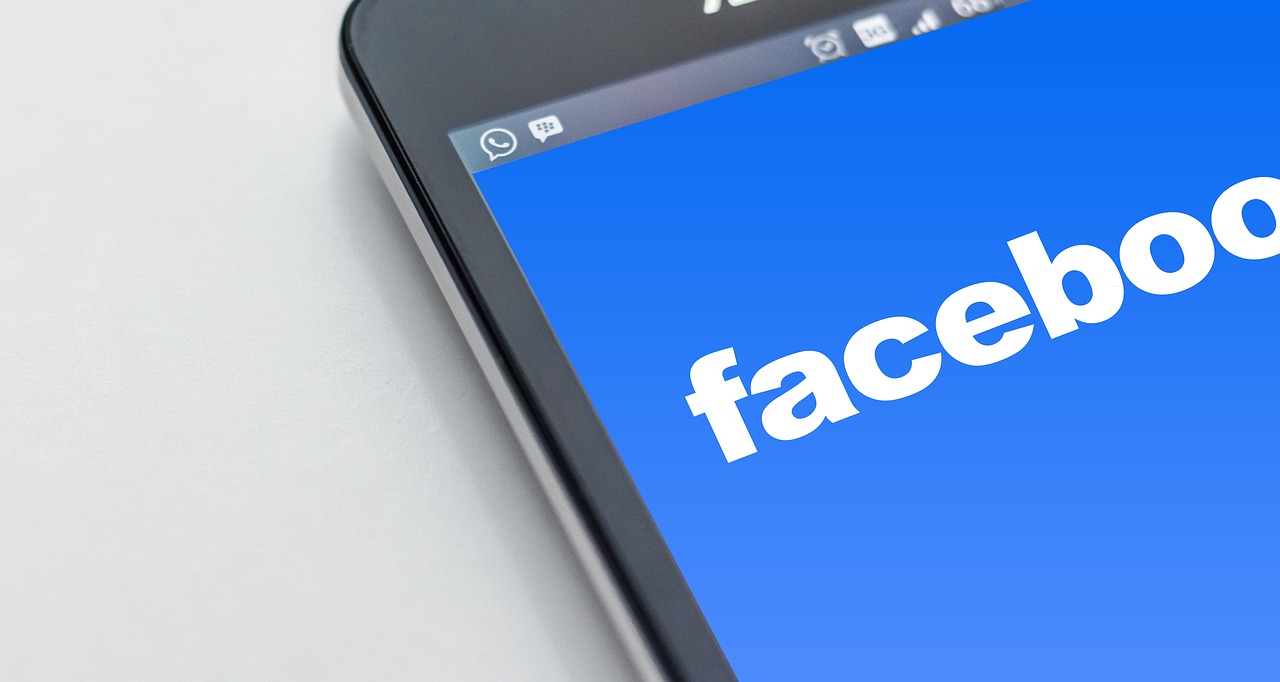 Publicaciones En PÃ¡ginas De Facebook. Logo FB en Smartphone