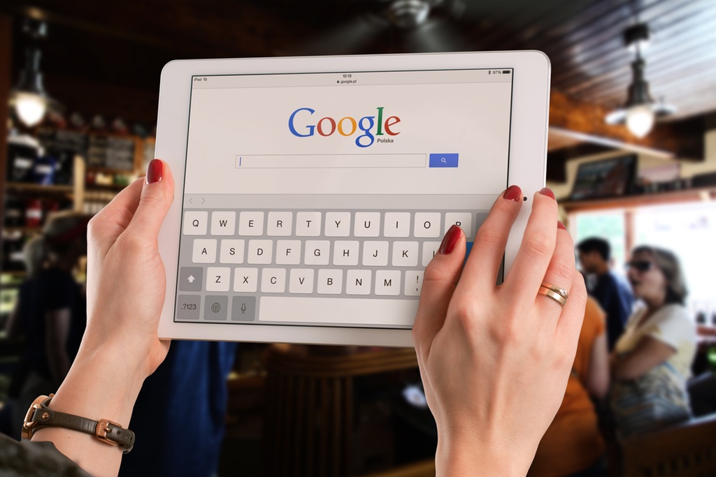 Google Search Página Principal página principal de google search mostrada en una tablet sostenida por las manos de una persona