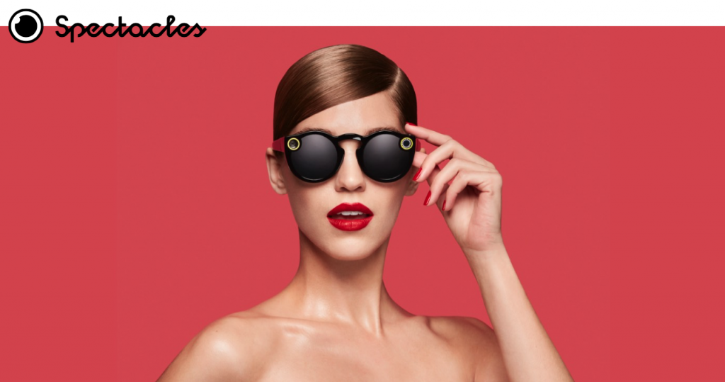 mujer utilizando lentes snapchat spectacles
