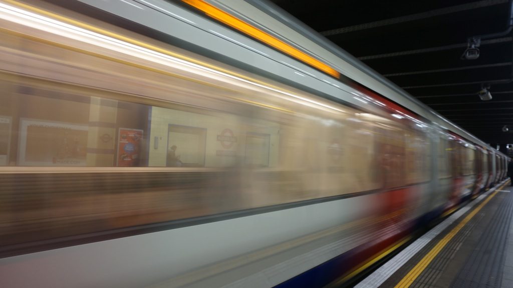 tren a toda velocidad; algo que ha caracterizado a google search desde sus inicios es la velocidad con que encuentra y muestra resultados