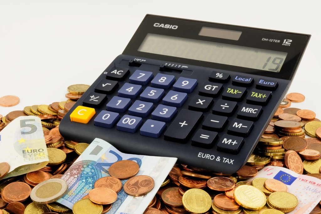 calculadora sobre monedas y billetes, ilustrando artÃ­culo sobre ganancias de youtubers