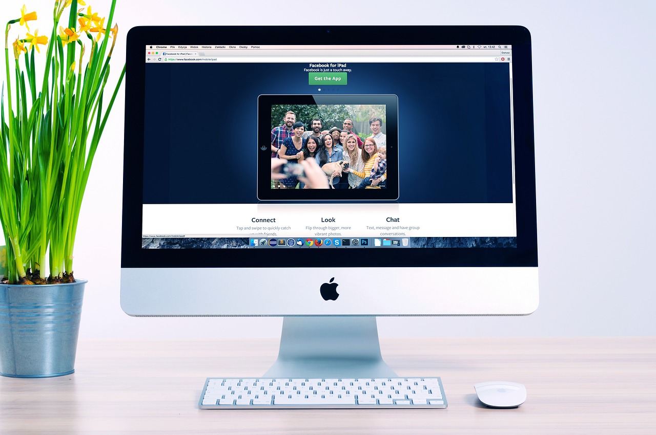 imac mostrando en pantalla una pÃ¡gina de aterrizaje, ilustrativa de artÃ­culo sobre landing pages