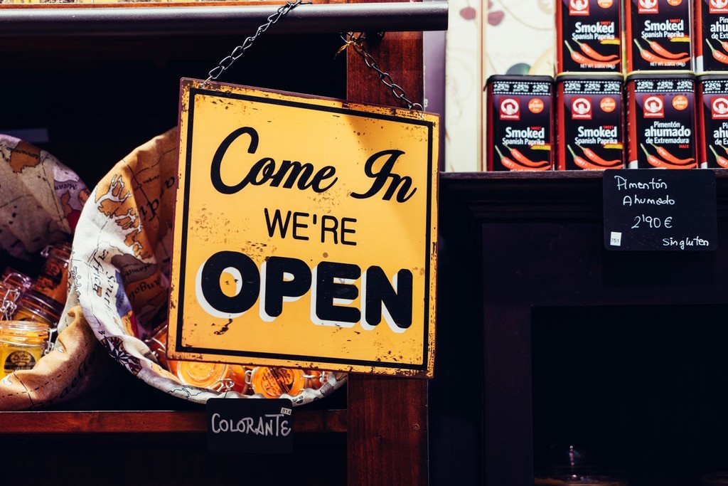 Letrero Estamos Abiertos. Un Sitio Web Opera 24/7, De Las Razones Para Tener Un Sitio Web