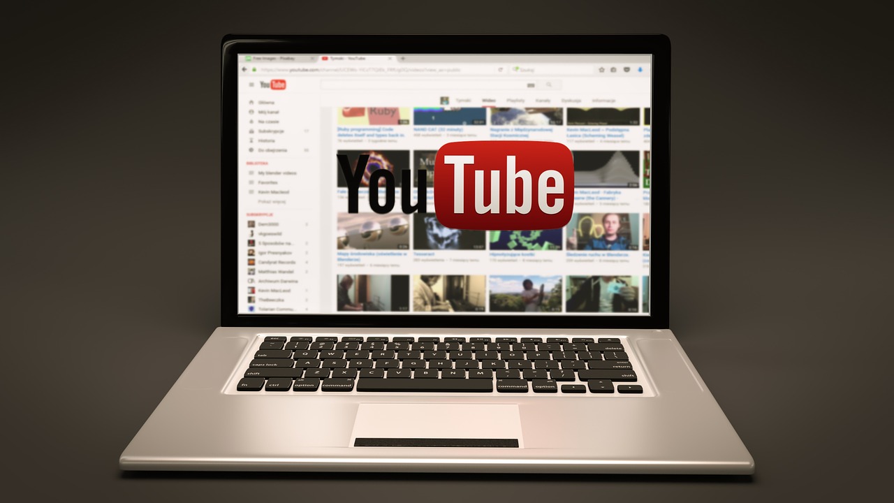 laptop con logo de youtube en pantalla, ilustrando artÃ­culo sobre ganancias de youtubers