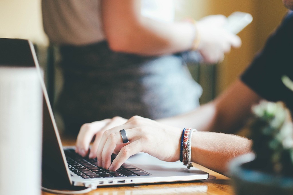 Tecleando en Computadora. Generar Contenido Original es Clave en Posicionamiento SEO