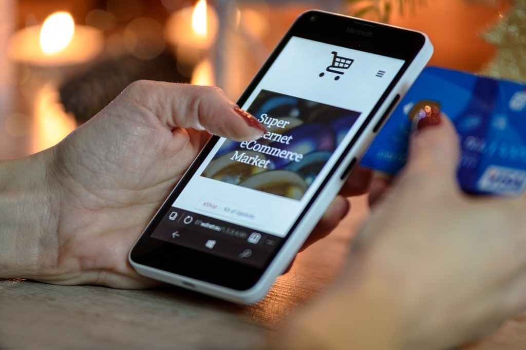 Smartphone Mostrando PÃ¡gina Web Hecha Para MÃ³viles, Clave Para Posicionarse en Google